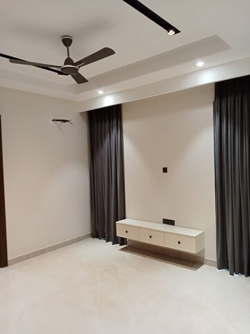 Room in 4 BHK Builder Floor at SS Southend Floors, South City 2 – for Sale