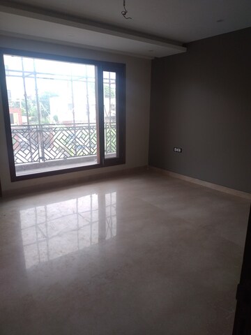 Room in 3 BHK Builder Floor at Sector 23 – for Rent