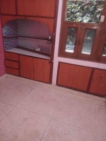 Furnished Amenities in 4 BHK Builder Floor at Rohini Sector 8 – for Rent