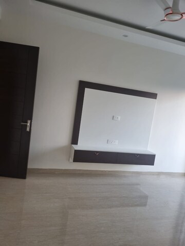 Room in 4 BHK Apartment at Parsvnath Exotica, Sector 53 – for Sale