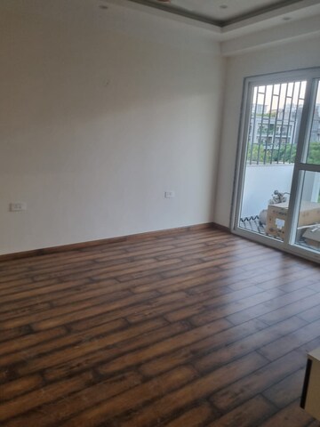 Room in 4 BHK Apartment at Parsvnath Exotica, Sector 53 – for Sale