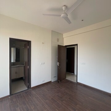Room in 4 BHK Villa at BPTP Amstoria, Sector 102 – for Sale