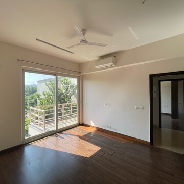 Room in 3 BHK Villa at BPTP Amstoria, Sector 102 – for Sale