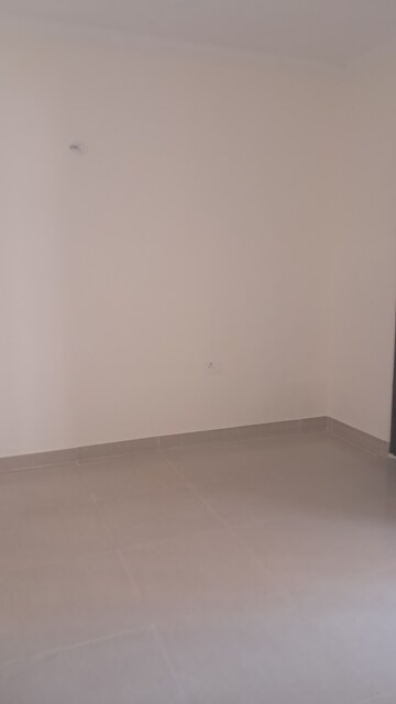 Furnished Amenities in 3.5 BHK Apartment at Amrapali Silicon City, Sector 76 – for Sale