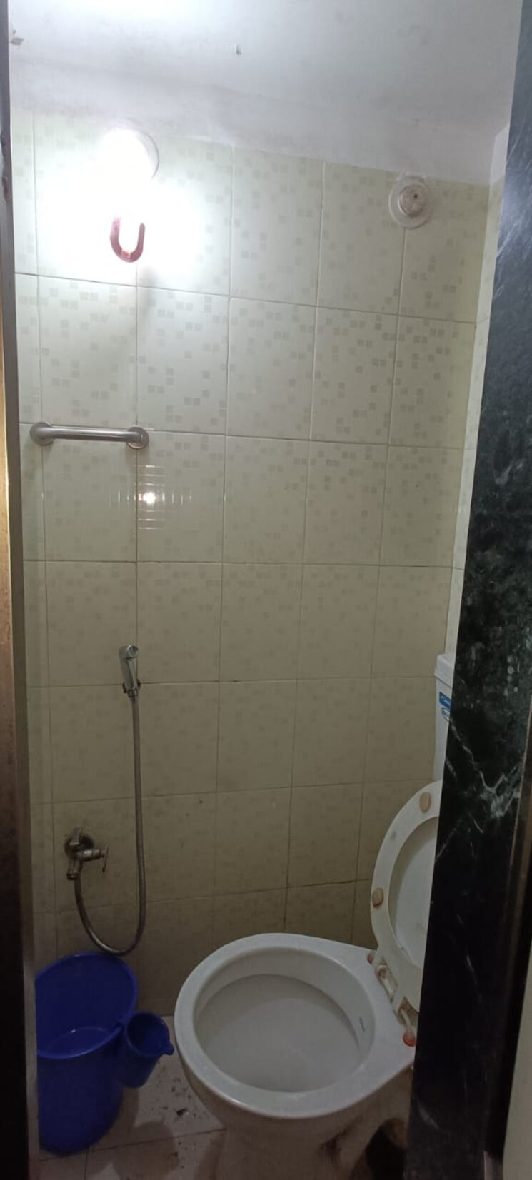 Bathroom, mulund east 1 Bedroom 500 Sq.Ft. Apartment In Mulund East Mumbai 7735744