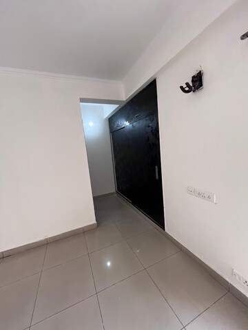 Room in 3 BHK Apartment at Panchsheel Greens, Sector 16 Greater Noida – for Sale