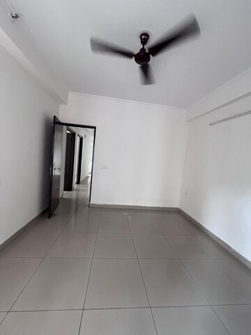 Room in 3 BHK Apartment at Panchsheel Greens, Sector 16 Greater Noida – for Sale