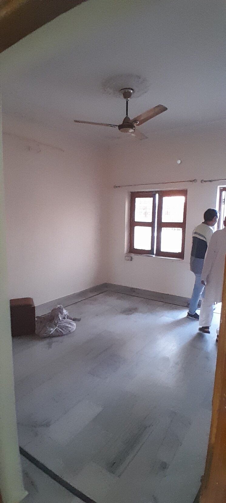 Room, sardhana road 3.5 Bedroom 138 Sq.Mt. Villa In Sardhana Road Meerut 7736499