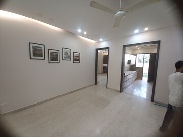 Room in 4 BHK Builder Floor at Dlf Phase ii – for Sale