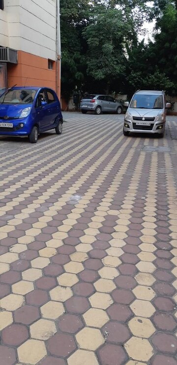 Parking in 4 BHK Builder Floor at Indrapuram – for Sale