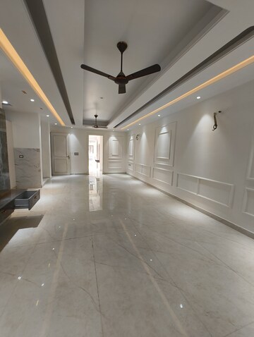 Parking in 3 BHK Builder Floor at Fidato Honour Homes, Sector 89 – for Sale