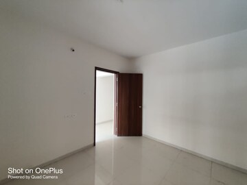 Room in 3 BHK Apartment at Mantra Montana Phase 6, Dhanori – for Rent