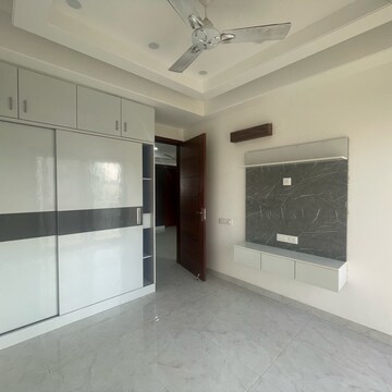 Room in 3 BHK Builder Floor at BPTP Amstoria Country Floor , Sector 102 – for Sale