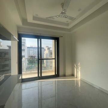 Room in 3 BHK Builder Floor at BPTP Amstoria Country Floor , Sector 102 – for Sale