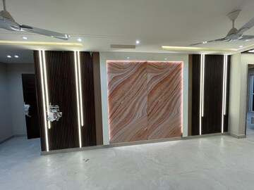 Room in 4 BHK Builder Floor at Sector 9 – for Sale