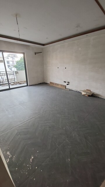 Room in 4 BHK Builder Floor at Sector 21c – for Sale