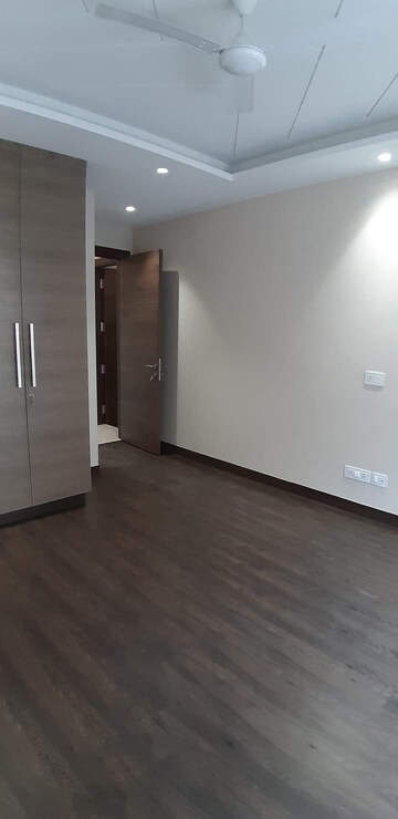 Room in 2 BHK Apartment at Supertech Cape Town, Sector 74 – for Sale