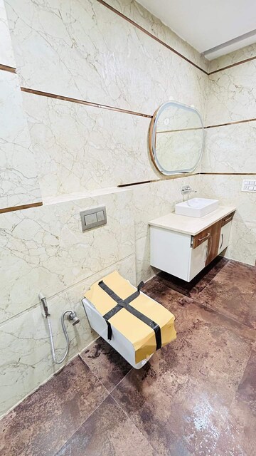 Master Bedroom in 4 BHK Builder Floor at Shalimar Bagh – for Rent