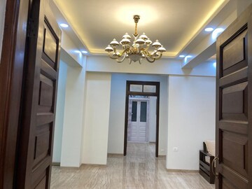 Room in 2 BHK Apartment at Marine Lines – for Sale