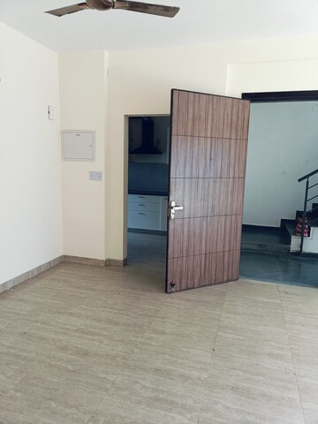 Room in 3 BHK Apartment at Umang Summer Palms, Sector 86 – for Sale