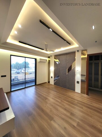 Room in 5 BHK Builder Floor at Sushant Lok 3, Sector 57 – for Sale