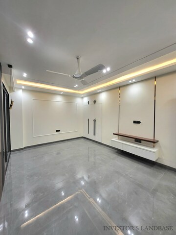 Room in 5 BHK Builder Floor at Sushant Lok 3, Sector 57 – for Sale