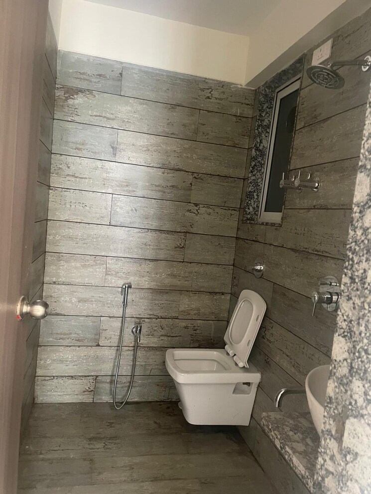 Bathroom, giriraj-building-parel 2 Bedroom 433 Sq.Ft. Apartment In Parel Mumbai 7746583