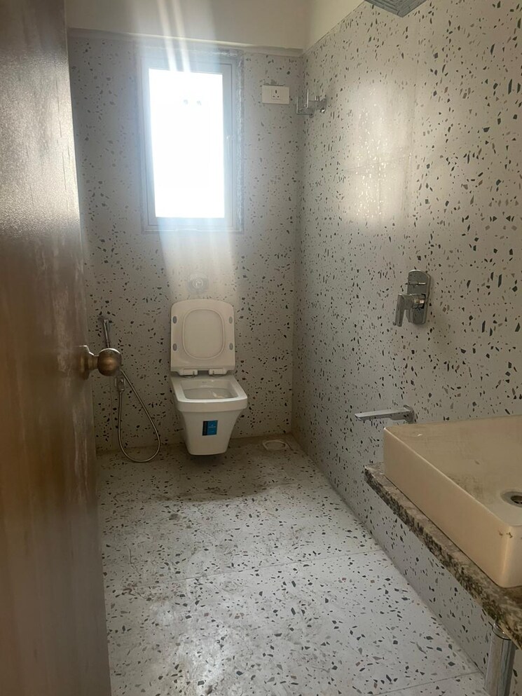 Bathroom, giriraj-building-parel 2 Bedroom 433 Sq.Ft. Apartment In Parel Mumbai 7746583