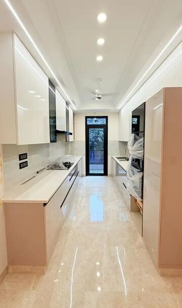 Building Lobby in 4 BHK Builder Floor at Ansal API Esencia, Sector 67 – for Sale