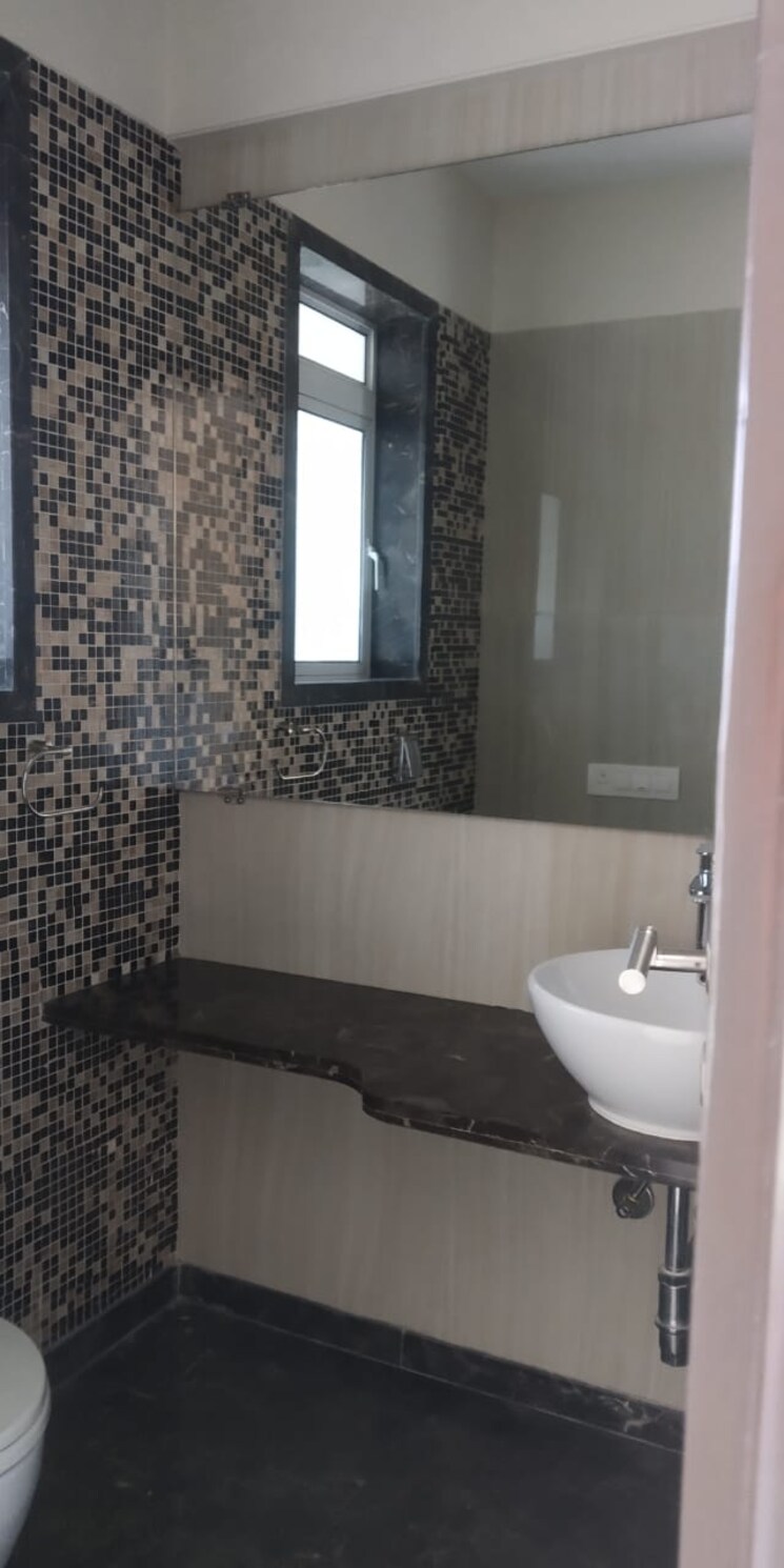 Bathroom, supreme-badrinath 4 Bedroom 2000 Sq.Ft. Apartment In Khar West Mumbai 7747279