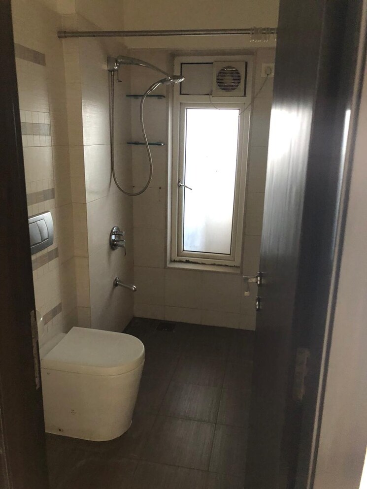 Bathroom, supreme-badrinath 4 Bedroom 2000 Sq.Ft. Apartment In Khar West Mumbai 7747279