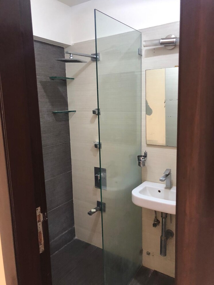 Bathroom, supreme-badrinath 4 Bedroom 2000 Sq.Ft. Apartment In Khar West Mumbai 7747279