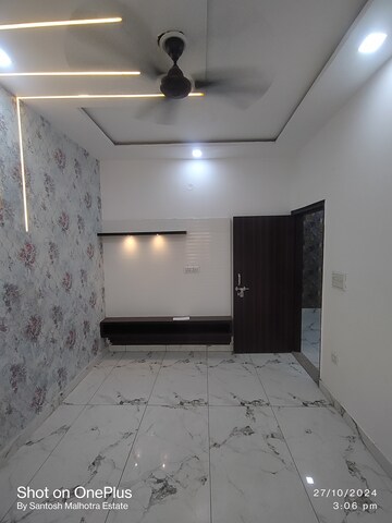 रेसिडेंशियल बिल्डर फ्लोर वर्ग यार्ड फॉर रेंट इन द्वारका मोर दिल्ली  7747334