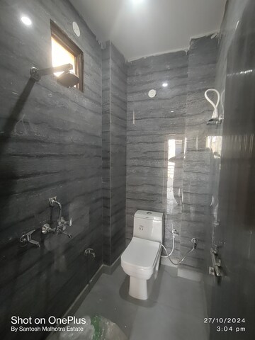 रेसिडेंशियल बिल्डर फ्लोर वर्ग यार्ड फॉर रेंट इन द्वारका मोर दिल्ली  7747334