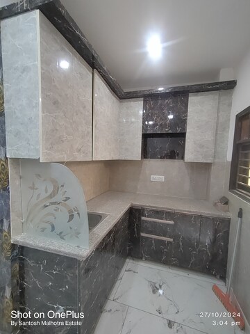 रेसिडेंशियल बिल्डर फ्लोर वर्ग यार्ड फॉर रेंट इन द्वारका मोर दिल्ली  7747334