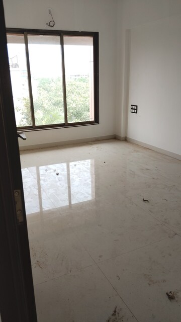 Room in 2.5 BHK Apartment at Vile Parle East – for Sale