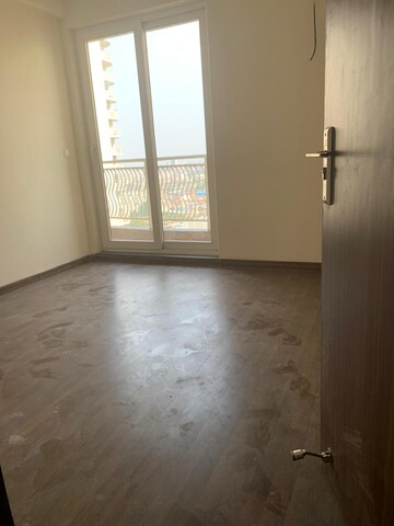 Room in 4 BHK Apartment at Sahara Grace, Sector 54 – for Sale