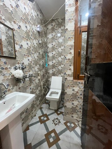 Attached Bathroom in 1 BHK Apartment at Dwarka Mor – for Rent