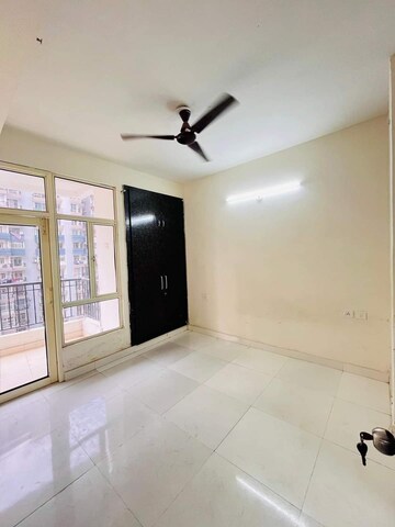 Room in 3.5 BHK Apartment at BPTP Park Grandeura, Sector 82 – for Sale