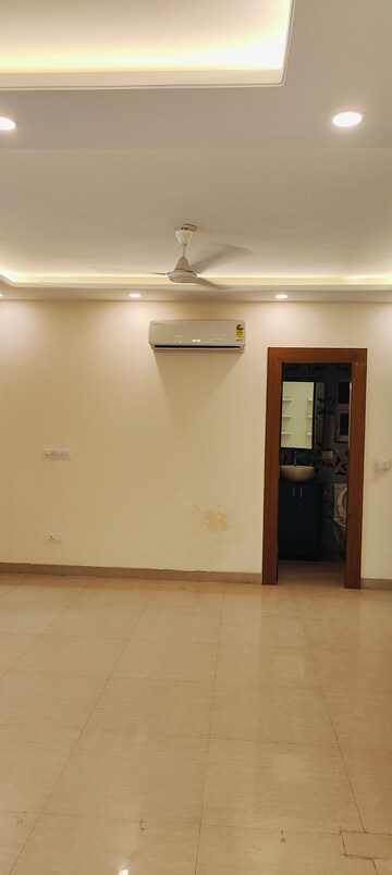 Room in 4 BHK Apartment at Emaar Emerald Floors Premier, Sector 65 – for Sale
