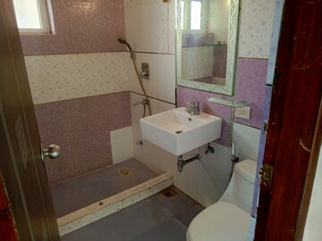 Bathroom in 3.5 BHK Builder Floor at Ardee City, Sector 52 – for Sale