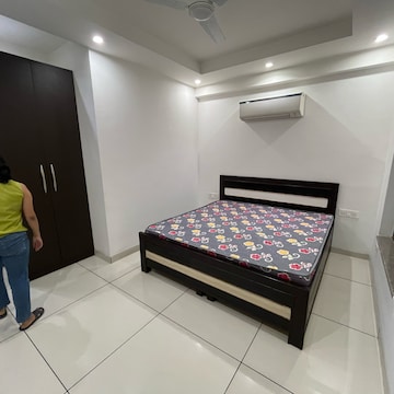 Bedroom in 2 BHK Builder Floor at Sector 43 – for Rent