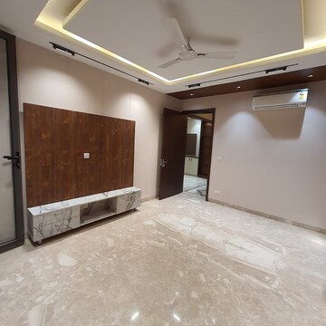 Room in 4 BHK Builder Floor at Ansal Sushant Lok I, Sushant Lok I – for Rent
