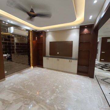 Room in 4 BHK Builder Floor at Ansal Sushant Lok I, Sushant Lok I – for Rent