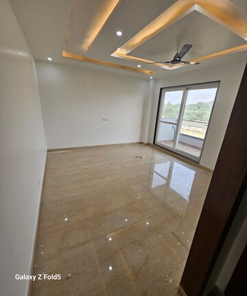 Room in 3.5 BHK Builder Floor at Carnation Greens, Sector 8 – for Sale