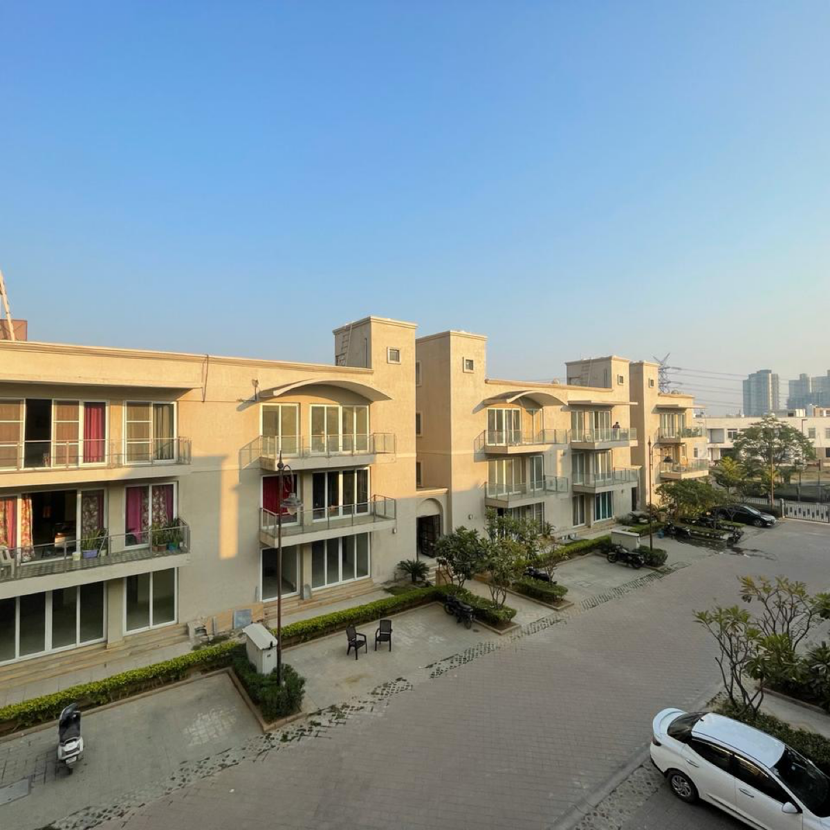 3 BHK + Servant Room,Extra Room Builder Floor For Sale in BPTP Amstoria