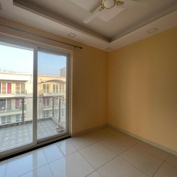 Room in 3 BHK Builder Floor at BPTP Amstoria, Sector 102 – for Sale