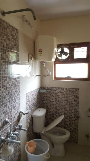 रेसिडेंशियल बिल्डर फ्लोर वर्ग फुट फॉर रेंट इन सेक्टर 105 नोएडा  7752710