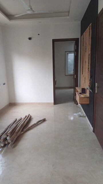 Room in 2.5 BHK Builder Floor at Paschim Vihar – for Sale