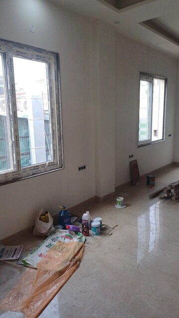 Room in 2.5 BHK Builder Floor at Paschim Vihar – for Sale